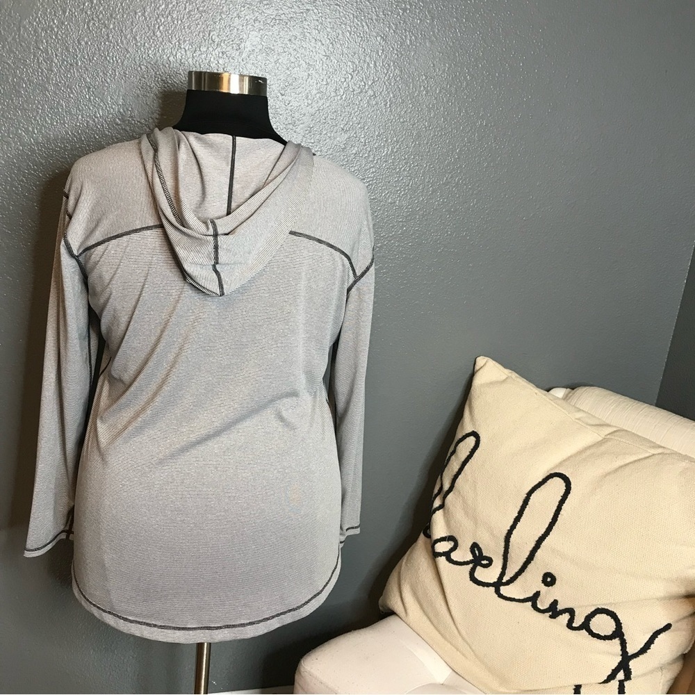 Zella gray and white striped hooded workout top size 1X - Picture 3 of 4